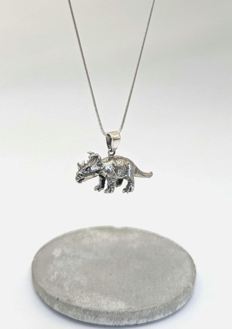 Colgante Triceratops en Plata 925 – Joyería Prehistórica