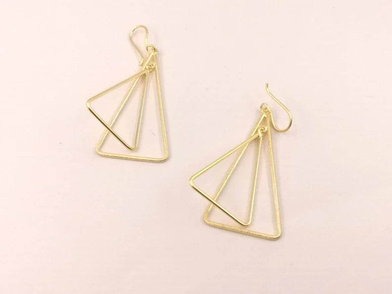 Aros Minimalistas de Doble Triángulo en Plata 925 Bañada en Oro de 18K