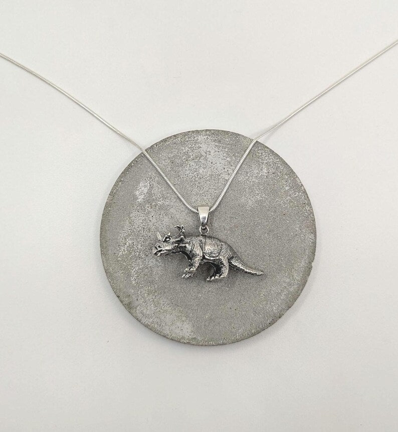 Colgante Triceratops en Plata 925 – Joyería Prehistórica