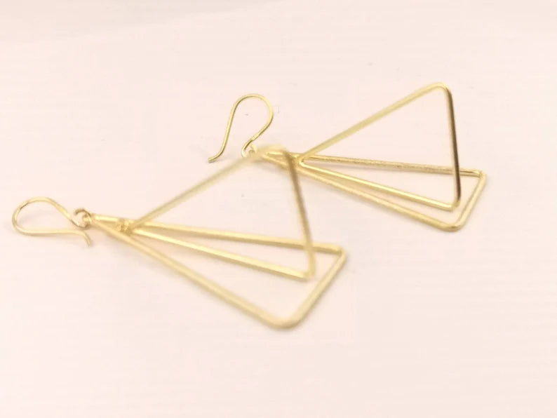 Aros Minimalistas de Doble Triángulo en Plata 925 Bañada en Oro de 18K