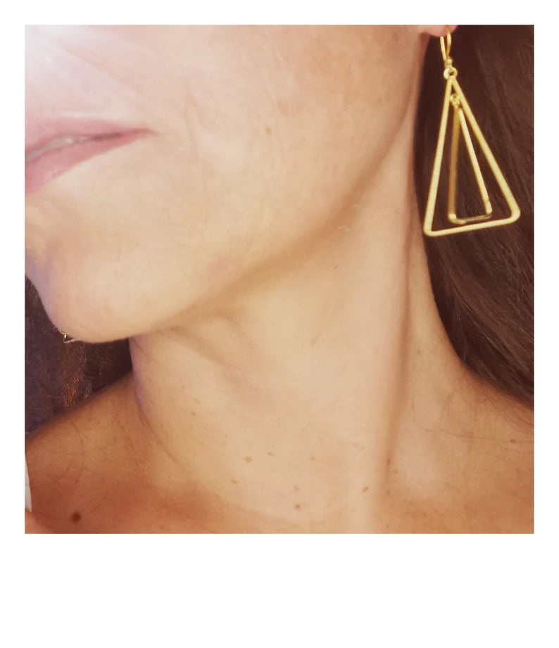 Aros Minimalistas de Doble Triángulo en Plata 925 Bañada en Oro de 18K