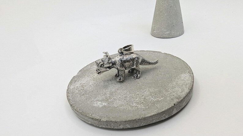 Colgante Triceratops en Plata 925 – Joyería Prehistórica