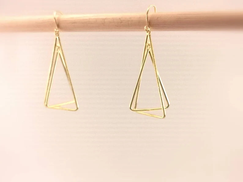 Aros Minimalistas de Doble Triángulo en Plata 925 Bañada en Oro de 18K