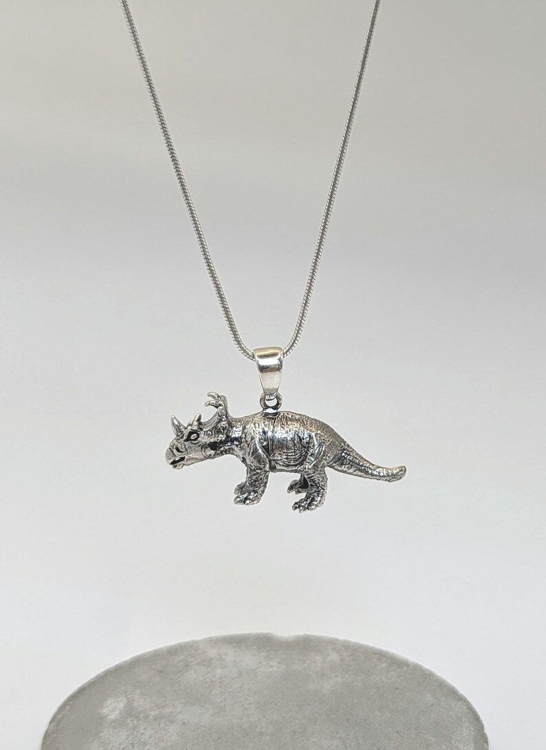 Colgante Triceratops en Plata 925 – Joyería Prehistórica