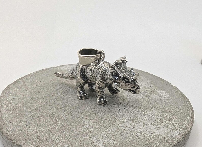 Colgante Triceratops en Plata 925 – Joyería Prehistórica