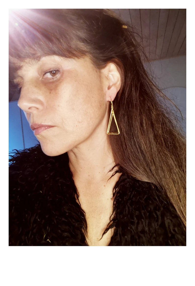 Aros Minimalistas de Doble Triángulo en Plata 925 Bañada en Oro de 18K