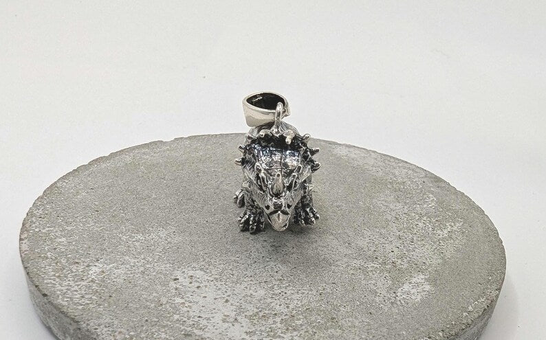 Colgante Triceratops en Plata 925 – Joyería Prehistórica